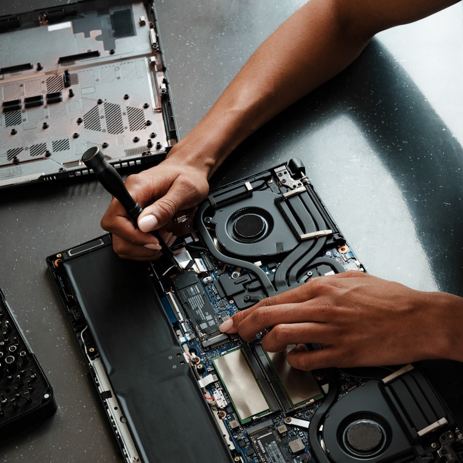Técnico reparando una notebook con destornillador en el taller